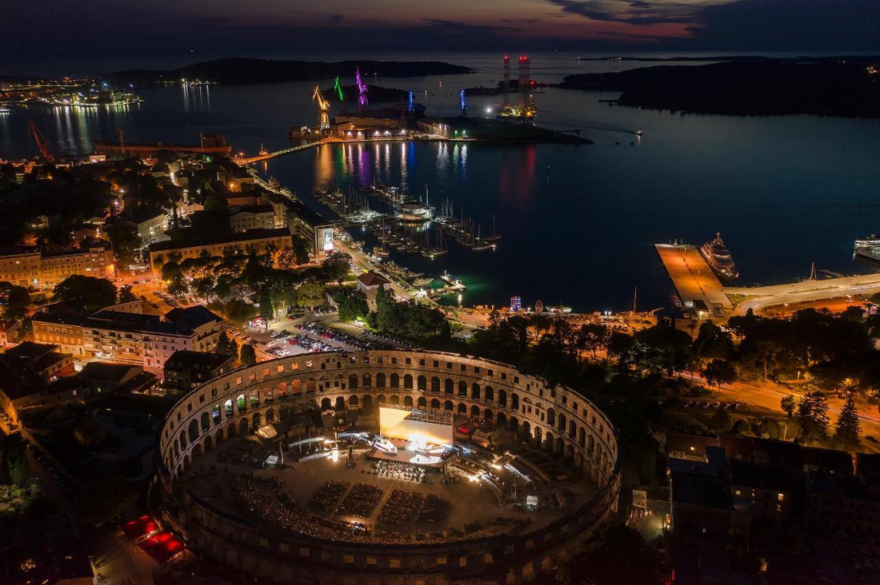 Mimoza Old Town Pula Apartments Esterno foto